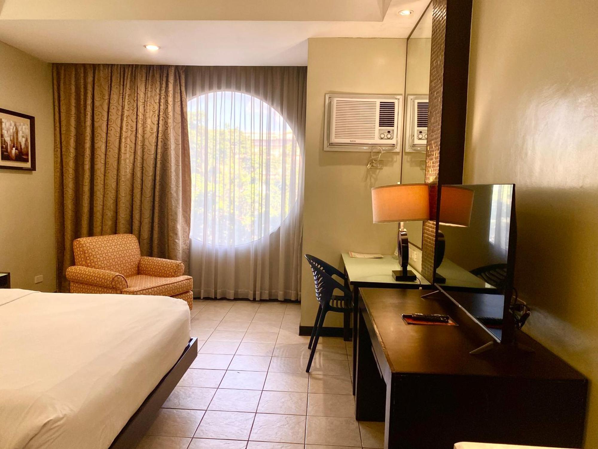 Circle Inn Hotel And Suites Bacolod Exterior foto