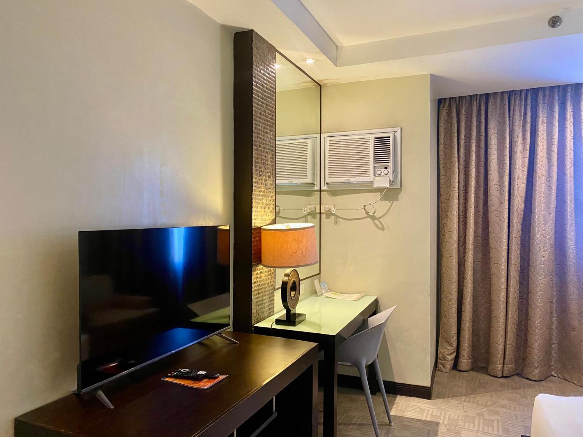 Circle Inn Hotel And Suites Bacolod Exterior foto