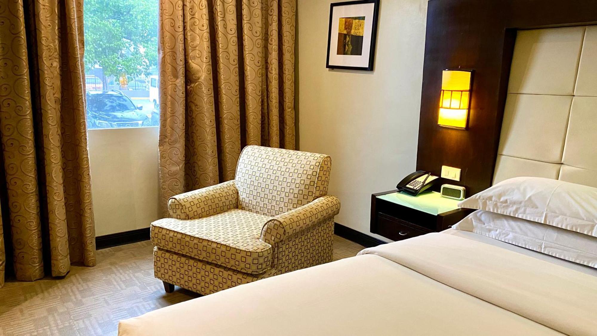 Circle Inn Hotel And Suites Bacolod Exterior foto