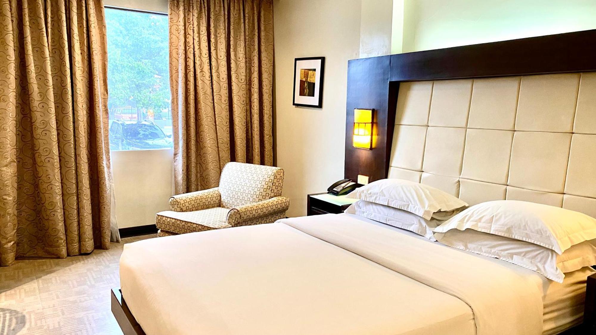 Circle Inn Hotel And Suites Bacolod Exterior foto